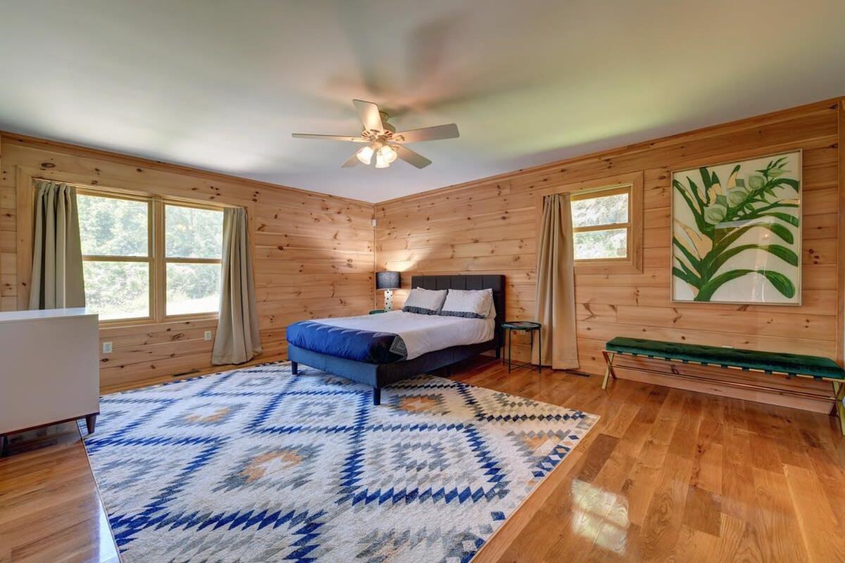 Berkshire Vacation Rentals: Great Barrington Cabin Sleeps 14 Walk To Town Exterior photo